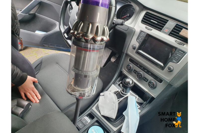 Akkustaubsauger im Auto